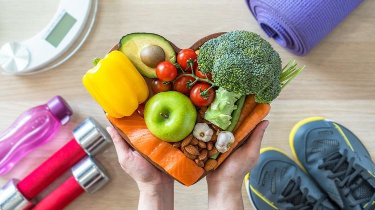Gesunde Ernährung und Fitness-Accessoires auf einem Tisch.