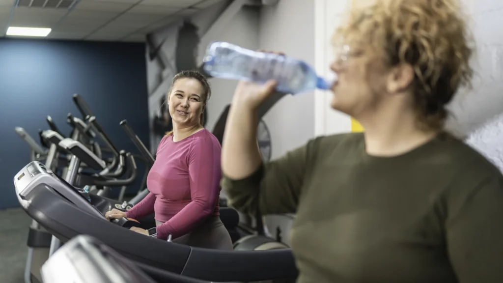 Frauen im Fitnessstudio auf Laufbändern beim Training: So hilft Training Ihren Stoffwechsel anzuregen