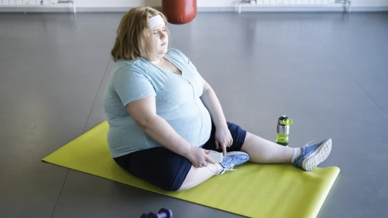 Person beim Yoga auf gelber Matte