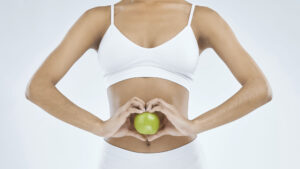 Frau mit Apfel vor Bauch