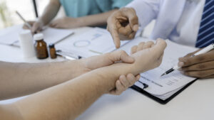 Arzt untersucht Patienten mit Autoimmunerkrankung