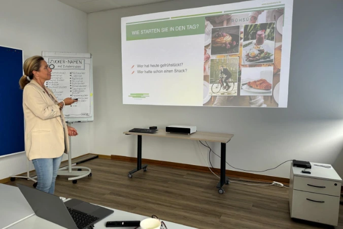 Ernährungsberaterin Simone Duttine bei einer Schulung vor Ort im Unternehmen im Rahmen der betrieblichen Gesundheitsförderung (BGF) im Rhein-Kreis Neuss