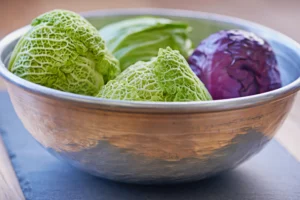 Kohlköpfe in Metallschüssel