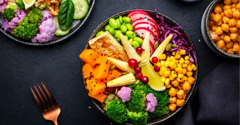 Bunte Gemüse-Bowl auf dunklem Hintergrund.