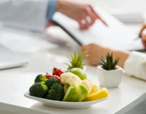 Teller mit Gemüse und Obst auf einem Tisch.