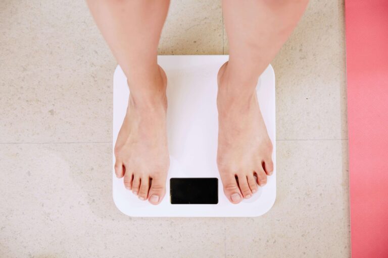 Person auf digitaler Waage