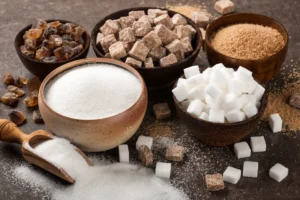 Verschiedene Zuckerarten in Schalen und Würfeln